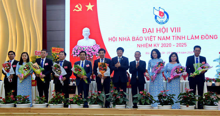 Ban Chấp hành  HNB Việt Nam tỉnh Lâm Đồng khoá VIII ra mắt Đại hội