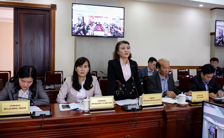 Bà Nguyễn Thị Nguyên - Giám đốc Sở VH-TT&DL đề nghị lãnh đạo tỉnh có giải pháp thỏa đáng để các nhân viên hợp đồng của Trung tâm VHNT có cơ chế được hưởng lương phục vụ các hoạt động VHNT, đặc biệt là trong Đại hội tỉnh Đảng bộ sắp tới