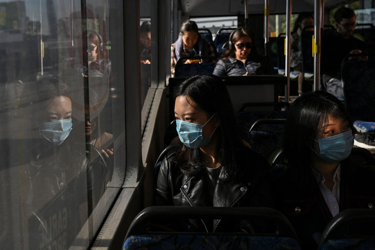 Học sinh đi học bằng xe buýt ở Sydney hồi tháng 7 năm 2020, khi cúm mùa còn chưa lăm le đe dọa đến các nước châu Âu. Ảnh: Loren Elliott