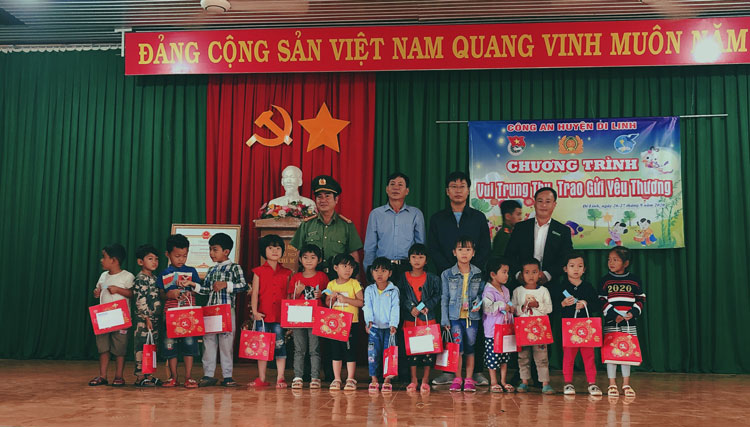 Công an huyện Di linh tổ chức vui Tết Trung thu và trao quà cho các em thiếu nhi tại xã Gung Ré