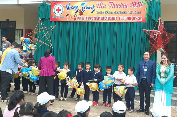 Trao quà Trung thu cho học sinh Trường Tiểu học Nam Thành - Đà Lạt