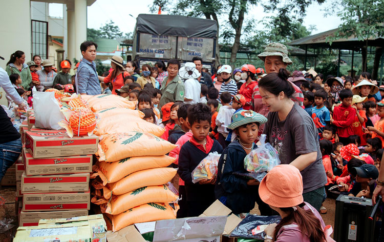Gần 1.500 phần quà đến mới người nghèo và trẻ em huyện Di Linh