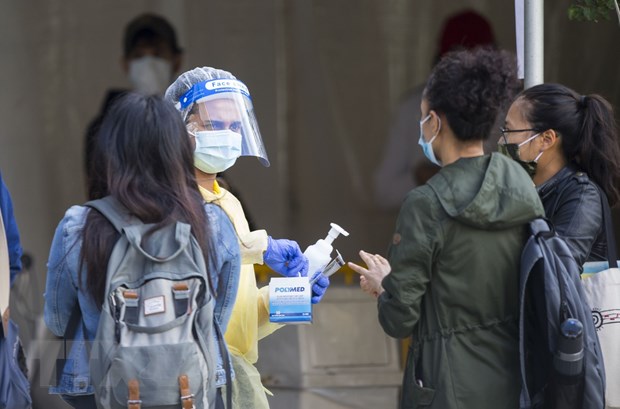 Người dân sát khuẩn tay phòng lây nhiễm COVID-19 tại Toronto, Canada, ngày 17/9/2020