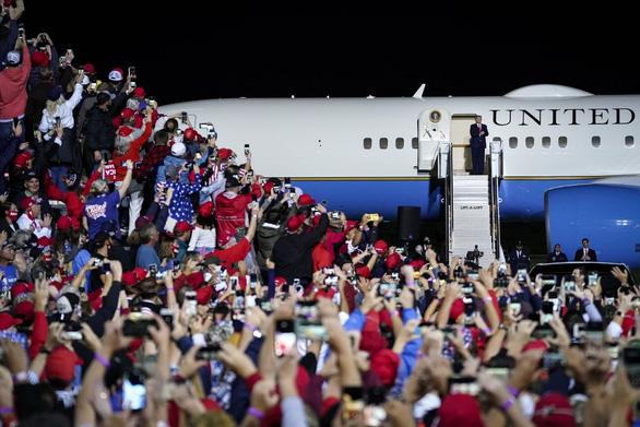 Người ủng hộ chào đón ông Trump đến vận động tranh cử tổ chức ở sân bay quốc tế Newport News/Williamsburg, bang Virginia tối 25-9