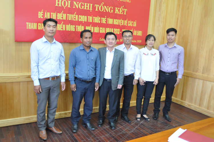 Ông Phan Văn Đa - Phó Chủ tịch UBND tỉnh Lâm Đồng (thứ ba từ trái qua) cùng các đội viên trong Đề án 500 tại Lâm Đồng