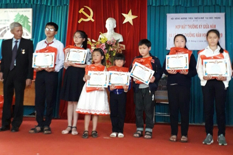 Hội đồng hương Thừa Thiên - Huế tại Đức Trọng trao tặng học bổng cho con em có thành tích học tập tốt