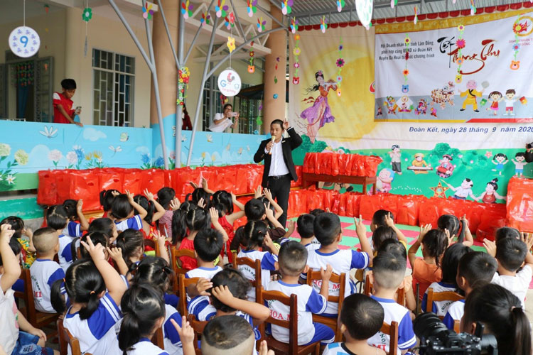 Doanh nhân Lâm Đồng tham gia trò chuyện và hoạt náo sân khấu cùng các cháu bé