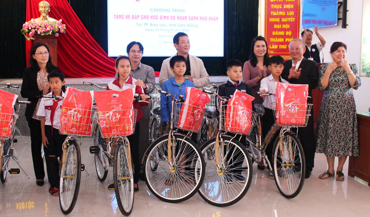 Trao tặng 40 xe đạp cho học sinh có hoàn cảnh khó khăn