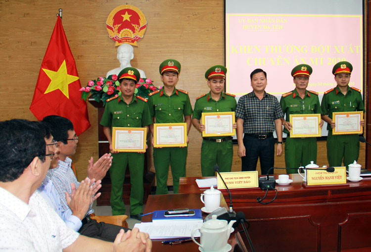 Chủ tịch UBND huyện Đạ Tẻh Tống Giang Nam trao 10 triệu đồng và tặng giấy khen cho cán bộ, chiến sĩ Công an