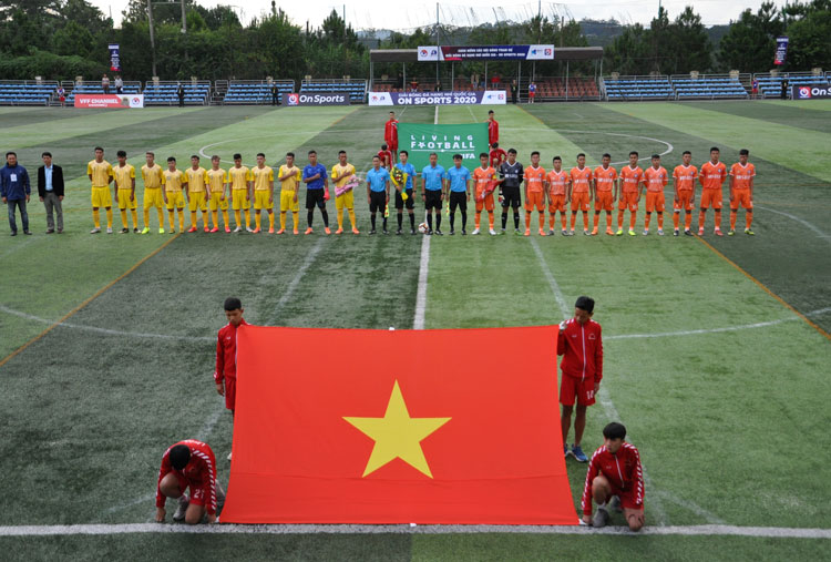 Một trận đấu của giải Hạng nhì 2020 được tổ chức trên sân Đà Lạt trong tháng 7/2020 