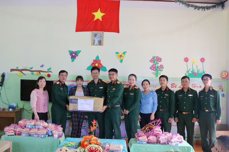 Đại tá Lê Văn Thái - Phó Chủ nhiệm Chính trị Học viện Lục quân tặng đồ dùng học tập cho các cháu tại Trường Mầm non 7 Tháng 7