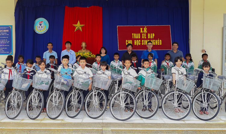 Huyện Đoàn Di Linh và Công ty TNHH Elite Việt Nam – TP Hồ Chí Minh trao tặng xe đạp cho các em học sinh 