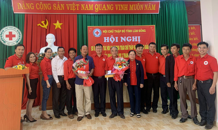 Chủ tịch Hội CTĐ tỉnh tặng hoa chia tay 2 ủy viên Ban chấp hành Hội CTĐ tỉnh (nguyên Chủ tịch Hội CTĐ các huyện Đạ Huoai và Di Linh vừa nghỉ hưu theo chế độ)
