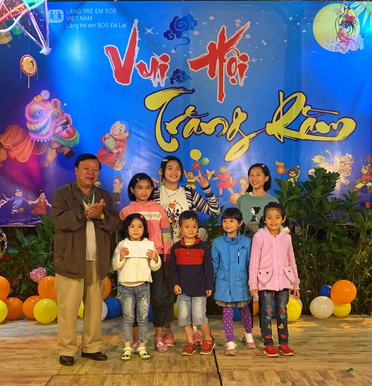 Chủ tịch Hội Bảo trợ Bệnh nhân nghèo –Người Tàn tật và Trẻ mồ côi Lâm Đồng trao học bổng cho trẻ em Làng SOS Đà Lạt