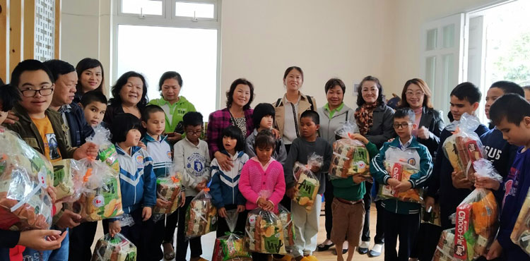 Hội Bảo trợ Bệnh nhân nghèo –Người Tàn tật và Trẻ mồ côi Lâm Đồng tặng quà Trung thu cho trẻ ở Mái ấm khiếm thị Đà Lạt
