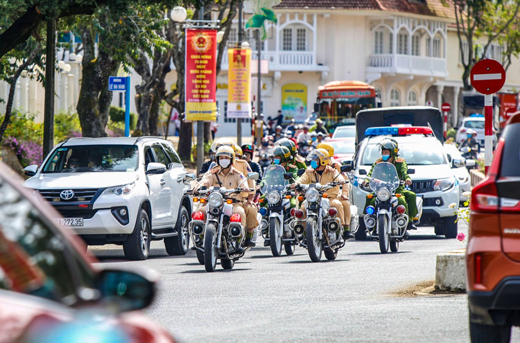 Đội Cảnh sát Giao thông - Trật tự, Công an TP Đà Lạt ra quân kiểm tra trong tháng cao điểm an toàn giao thông