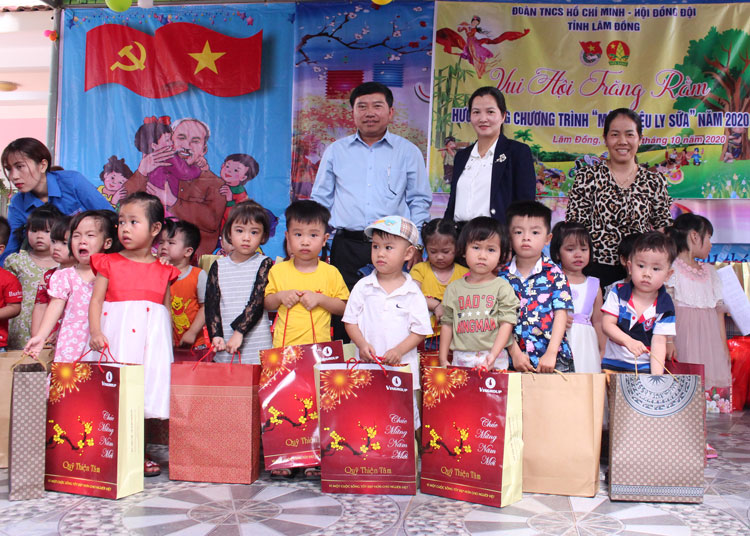 512 phần quà Vui hội Trăng rằm đến với trẻ em Lộc Nam