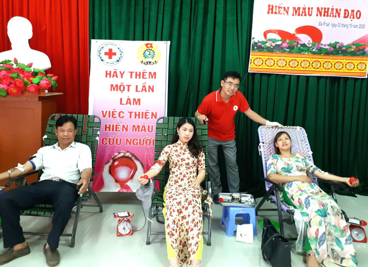 Nhiều cán bộ, công chức, viên chức tình nguyện hiến máu tại điểm hiến máu xã Đạ R’Sal (Đam Rông)
