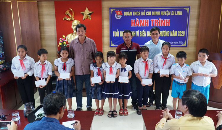 Tuổi trẻ Di Linh khởi hành Hành trình Tuổi trẻ Di Linh vì biển đảo quê hương tại huyện đảo Lý Sơn, tỉnh Quảng Ngãi với nhiều hoạt động thiết thực và ý nghĩa