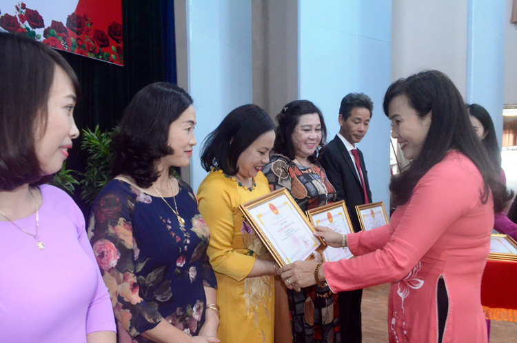 Đồng chí Phạm Thị Hồng Hải - Giám đốc Sở GDĐT trao chứng nhận danh hiệu Tập thể lao động xuất sắc của Chủ tịch UBND tỉnh Lâm Đồng cho các tập thể