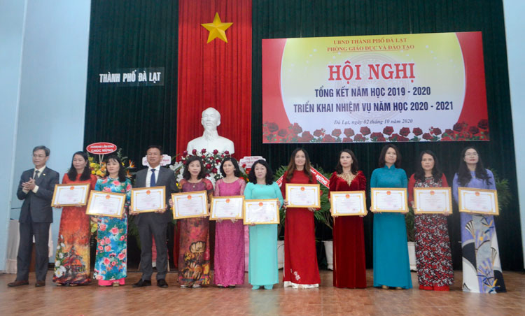 Đồng chí Trần Duy Hùng - Ủy viên Ban Thường vụ Tỉnh ủy, Bí thư Thành ủy Đà Lạt trao bằng khen của Chủ tịch UBND tỉnh cho các tập thể xuất sắc
