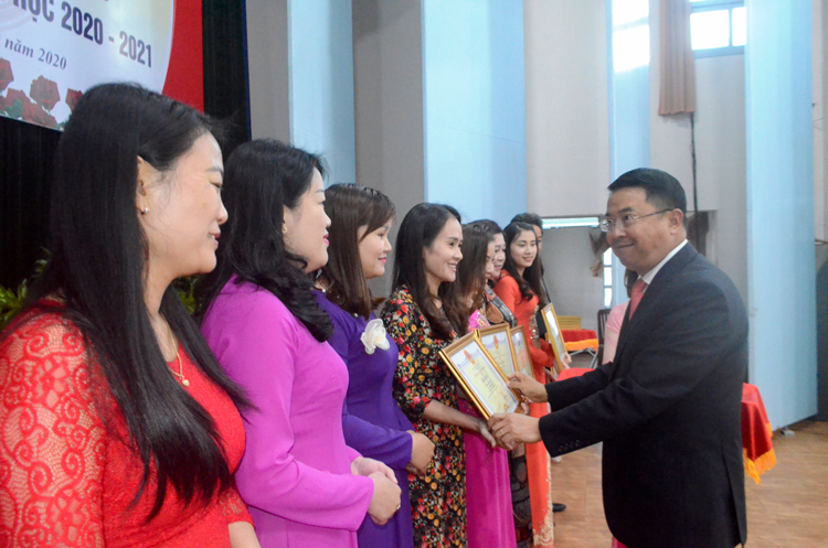 Đồng chí Tôn Thiện San - Chủ tịch UBND TP Đà Lạt trao bằng khen của Chủ tịch UBND tỉnh cho các cá nhân xuất sắc