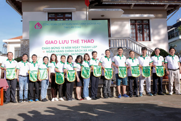 Các đơn vị thành viên Ngân hàng CSXH tỉnh Lâm Đồng nhận cờ lưu niệm giao lưu thể thao