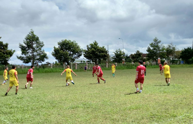 Bảo Lộc giao hữu bóng đá với sinh viên Quân đội Nhân dân Lào