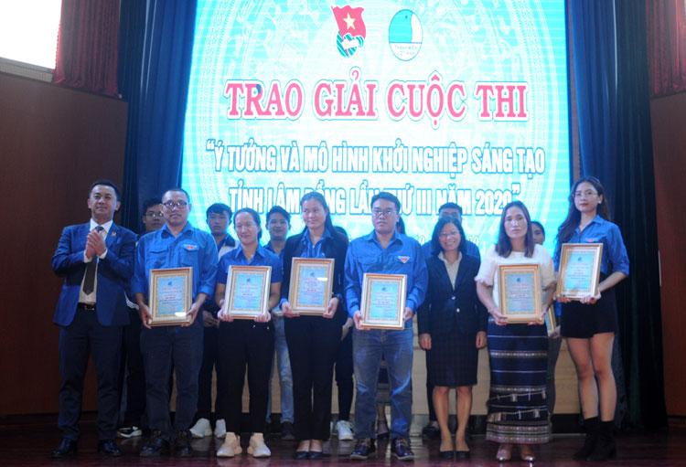 Trao giải cho các các tác giả, nhóm tác giả đạt giải trong Cuộc thi “Ý tưởng và mô hình khởi nghiệp sáng tạo tỉnh Lâm Đồng” lần thứ III năm 2020