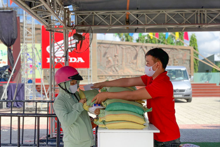 Honda Tâm Anh phát tặng gạo, nước sát khuẩn và khẩu trang miễn phí cho người dân Đạ Tẻh