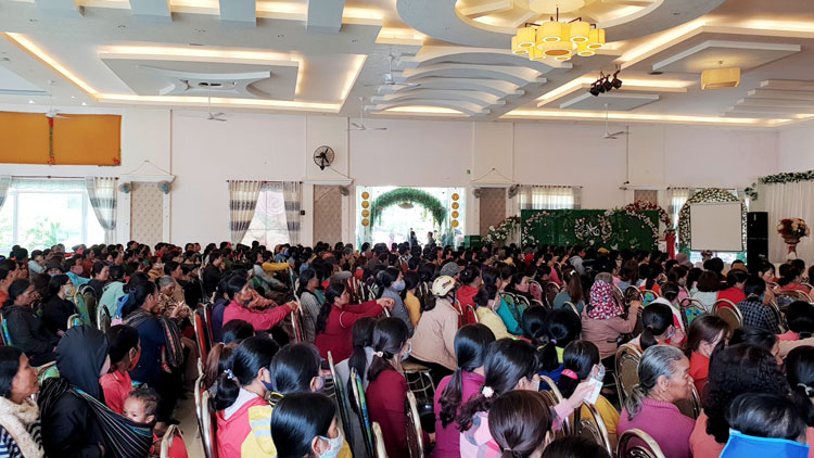 Hàng trăm phụ nữ tham gia hội nghị khách hàng tại nhà hàng tiệc cưới trên địa bàn thị trấn Lộc Thắng (huyện Bảo Lâm) do Công ty Đông Á Group tổ chức