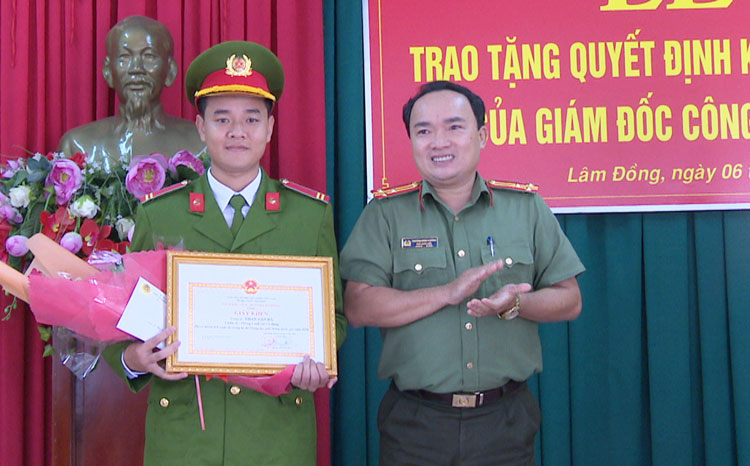 Công an tỉnh: Khen và thưởng chiến sĩ đạt điểm thủ khoa khối C03