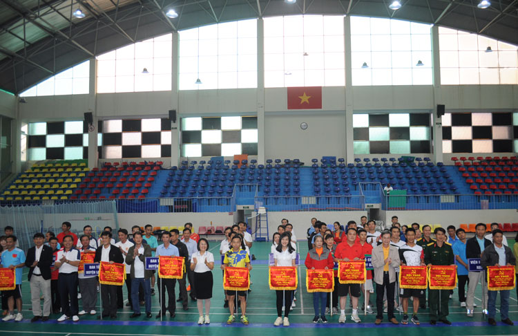 Ban Tổ chức tặng cờ lưu niệm cho các đơn vị tham gia Hội thao