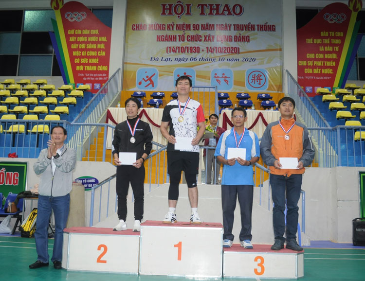 Trao huy chương và giải thưởng cho các vận động viên đạt thành tích cao tại Hội thao