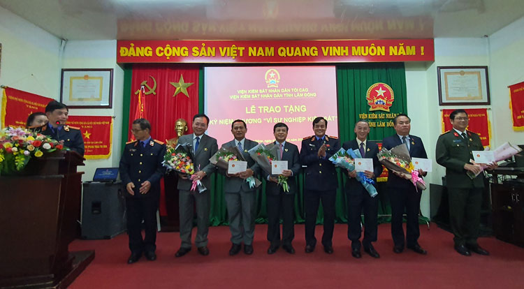 Thừa ủy quyền của Viện KSND tối cao, Viện KSND tỉnh Lâm Đồng trao Kỷ niệm chương vì sự nghiệp Kiểm sát cho các đồng chí là cán bộ các cấp, ngoài Ngành Kiểm sát