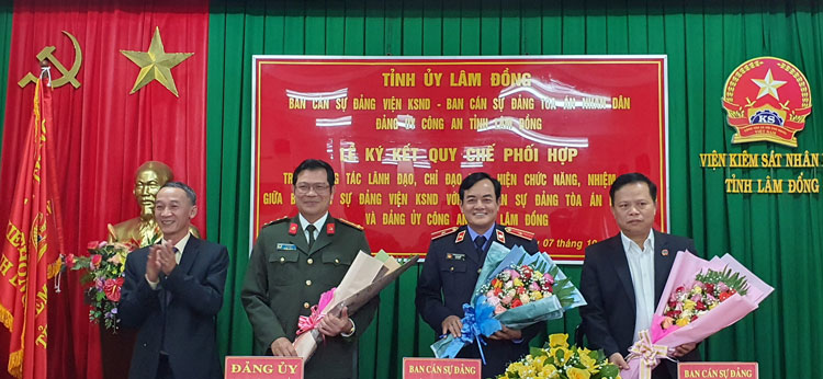 Đồng chí Trần Văn Hiệp, Phó Bí thư Tỉnh ủy Lâm Đồng tặng hoa chúc mừng lãnh đạo các ngành tại lễ ký kết Quy chế phối hợp