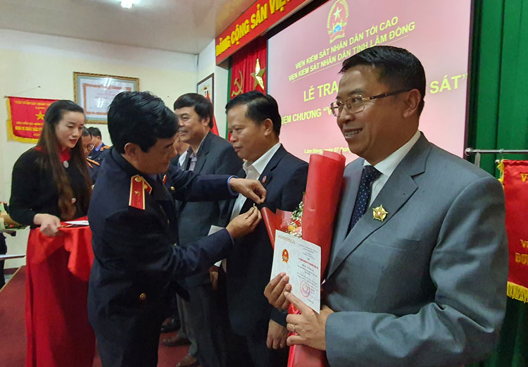 Thừa ủy quyền của Viện KSND tối cao, Viện KSND tỉnh Lâm Đồng trao Kỷ niệm chương vì sự nghiệp Kiểm sát cho các đồng chí là cán bộ các cấp, ngoài Ngành Kiểm sát