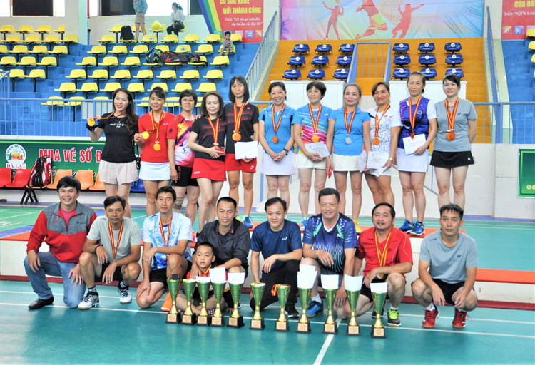 Các thành viên CLB Cầu lông Đông Đô - Đức Trọng tại giải Quản lý và Trung cao tuổi Lâm Đồng 2020
