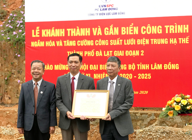 Liên đoàn Lao động tỉnh Lâm Đồng trao bằng công nhận công trình sản phẩm mới chào mừng Đại hội Đảng các cấp nhiệm kỳ 2020-2025.