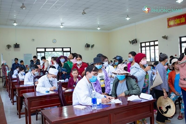 Các bác sĩ đã trực tiếp tư vấn, khám bệnh và cấp phát thuốc miễn phí cho bà con xã Tà Nung (Đà Lạt)