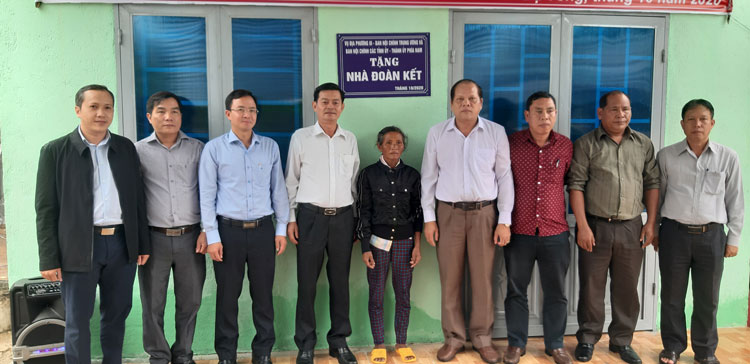 Ban Nội chính Trung ương và Ban Nội chính Tỉnh ủy cùng lãnh đạo huyện Đam Rông bàn giao nhà Đại đoàn kết cho gia đình bà Rơ Ông K’Môi