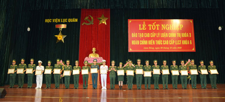 Thiếu tướng Lê Quang Xuân - Chính ủy Học viện trao giấy khen cho các học viên có thành tích xuất sắc nhiệm vụ trong khóa học