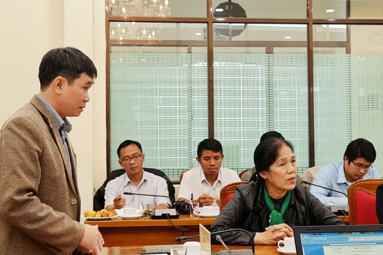 Nhà báo Chu Quốc Hùng (Thông tấn xã Việt Nam tại Lâm Đồng) đặt câu hỏi tại buổi họp báo