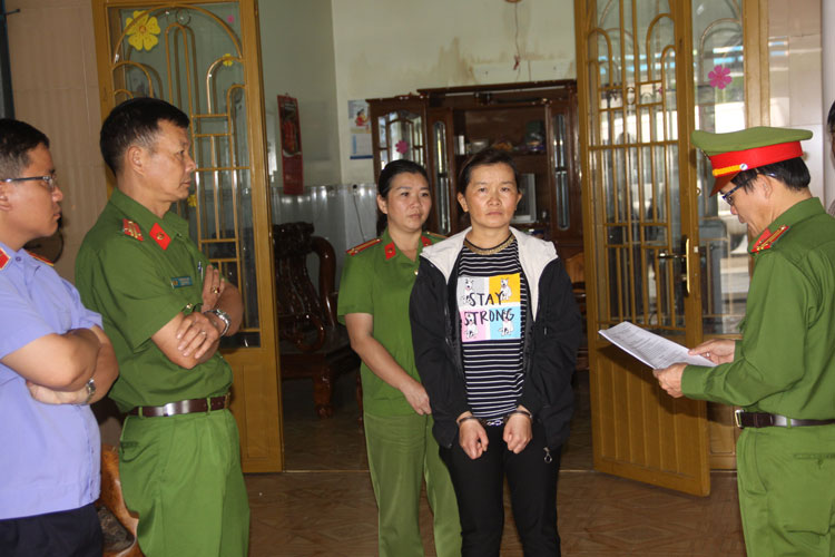 Đại diện Cơ quan CSĐT đọc lệnh bắt tạm giam bà Nguyễn Thị Cẩm Thúy