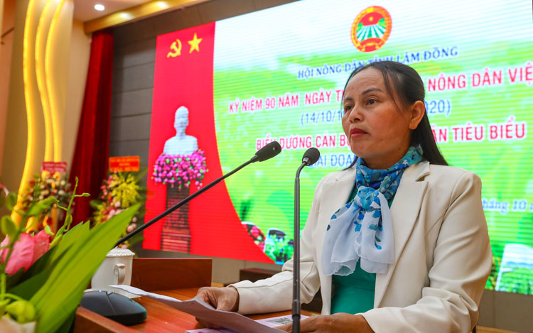 Đồng chí Mai Thị Phượng - Chủ tịch Hội Nông dân xã Đam B'ri, TP Bảo Lộc phát biểu tham luận tại lễ kỷ niệm