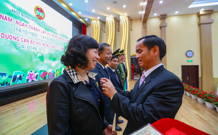 Ban Chấp hành Hội Nông dân tỉnh trao Kỷ niệm chương cấp tỉnh “Vì giai cấp nông dân Việt Nam” cho 15 cá nhân là lãnh đạo các sở, ngành, địa phương