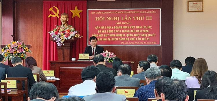 Đồng chí Hoàng Xuân Hường – Bí Thư Đảng uỷ Khối Doanh nghiệp chủ trì hội nghị với sự tham dự của đại diện các doanh nghiệp