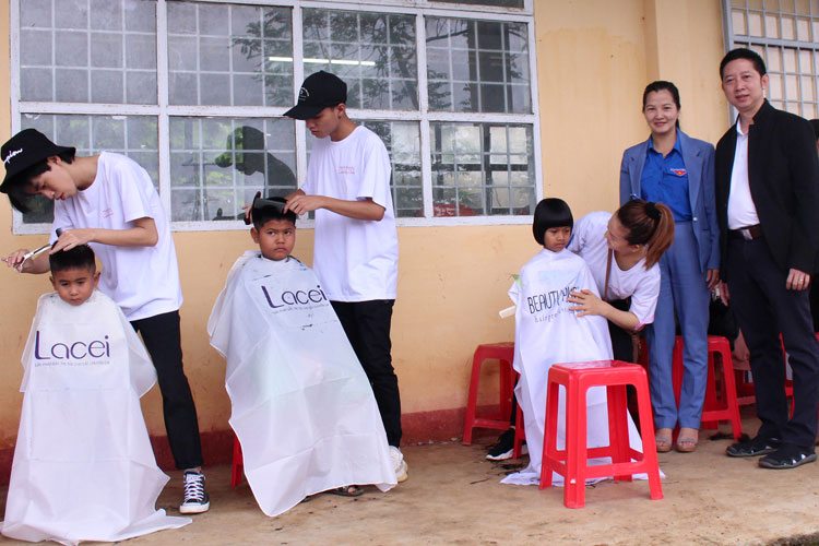 Cắt tóc miễn phí cho người dân buôn B’Lao Srê