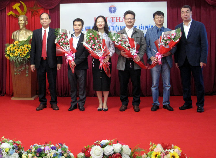TS Phạm Văn Tác - Cục trưởng Cục Khoa học Công nghệ và Đào tạo (Bộ Y tế) tặng hoa cho lãnh đạo các trường đại học, cao đẳng y tế tham gia Dự án  HPET