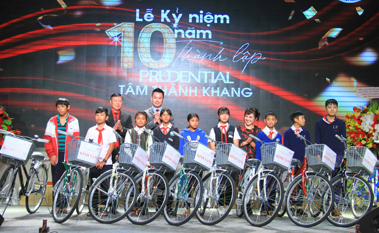 Trao xe đạp, học bổng cho học sinh vượt khó và tặng quà cho hộ nghèo